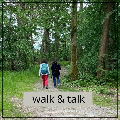 Zwei Frauen im Wald. Walk&Talk mit The Work; Gudrun Mohn
